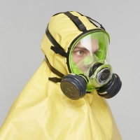 Capucha anti ácido que    cubre la cabeza, los hombros y el torso superior, eliminando cualquier penetración de contaminante. Capucha insertada en el cuerpo del respirador. Resistencia a la penetración de Ácido Sulfúrico: 98.5%.